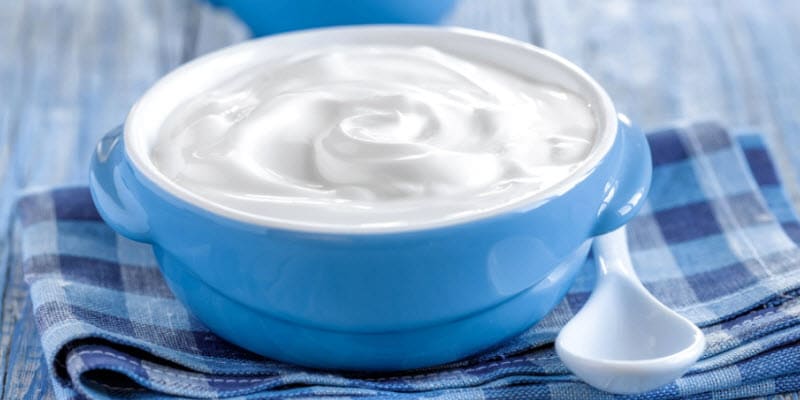 El yogur griego se ha vuelto popular por su textura cremosa, rico sabor, alto contenido de proteínas y bajos niveles de lactosa. 21 Marcas.